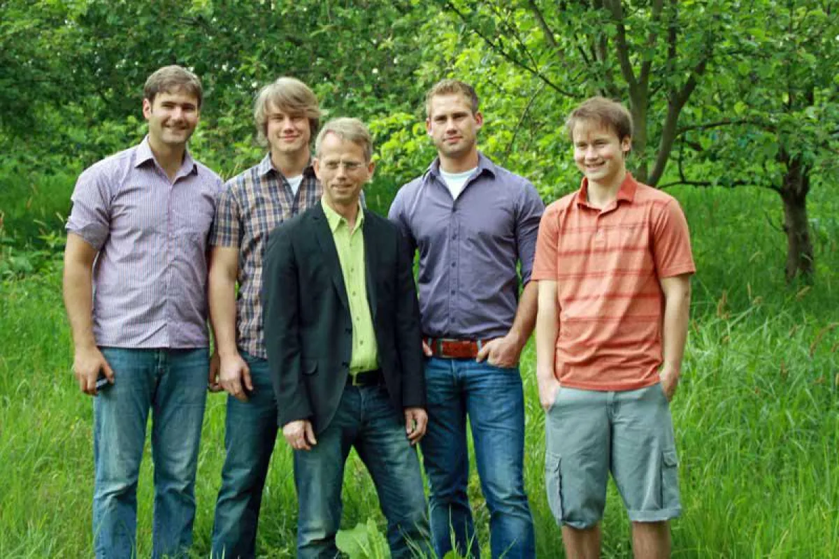 Stefan Voelkel mit seinen Söhnen, die gemeinsam die Voelkel-Stiftung gegründet haben.