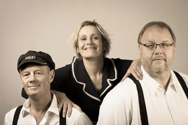 Bild: Trio Hafennacht in Norden-Norddeich: „Raus aus dem Fischerhemd!“ (29.10.)