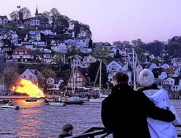 Bild: GROSSE OSTERFEUER- UND LICHTERFAHRT AM OSTERSAMSTAG