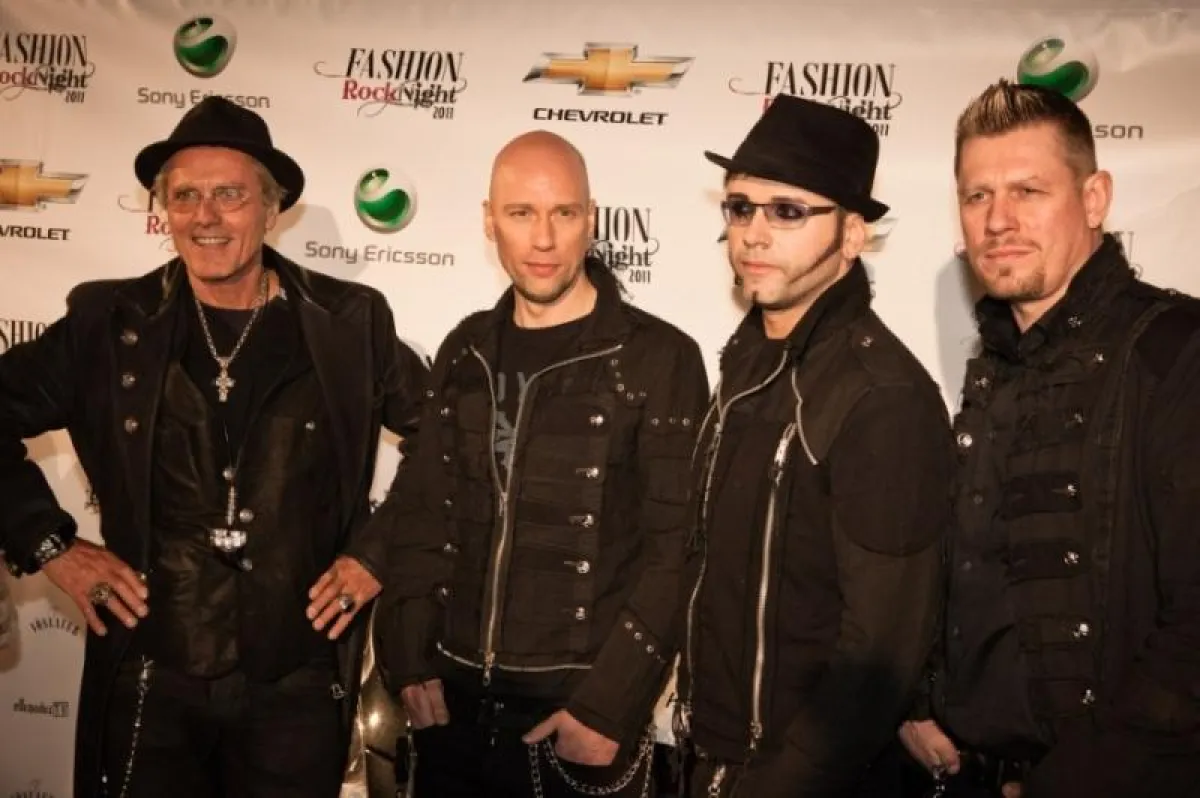 Designer Wolfgnag Elfers mit der Band OOMPH! bei der Fashion Rock Night