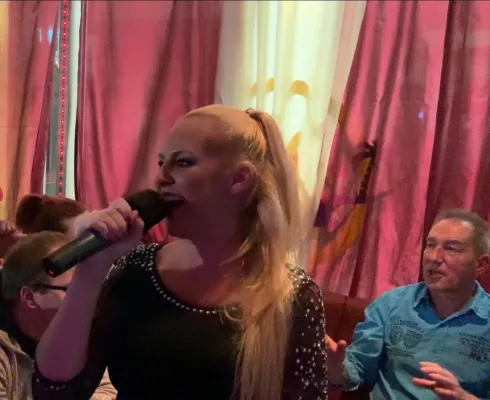 Bild: 30 Jahre Mauerfall mit Cocktails und Schlagersound