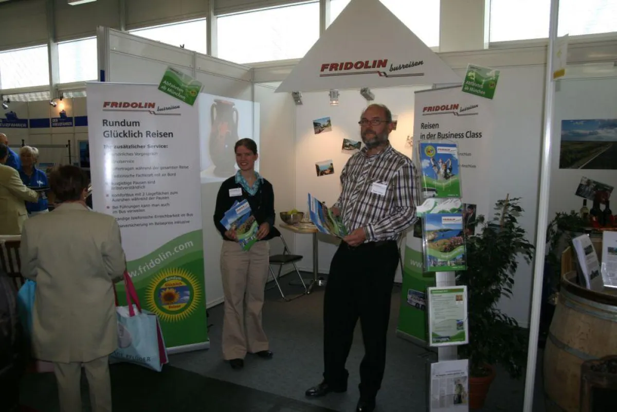 Der erste Mal dabei und rundum zufrieden: FRIDOLIN busreisen mit seinem Stand auf der ?66? in München.