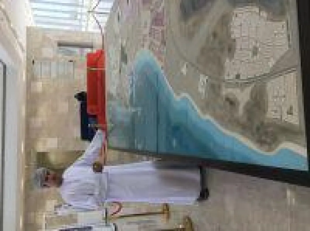 Dämme und Straßen entstehen mit deutscher Unterstützung in Omans Freihandelszone Duqm. Sprecher Saleh Al Mamari zeigt ein Modell.