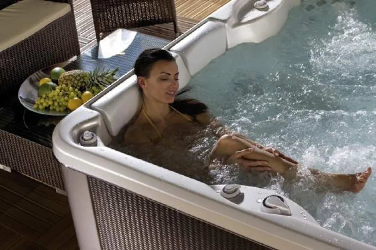 Whirlbaden zuhause unter freiem Himmel: Das weckt Urlaubsgefühle zu jeder Jahreszeit. Die „8-Phasen-Whirlmassage“ entspannt Körper und Geist, fördert die Durchblutung und stärkt die Muskulatur.