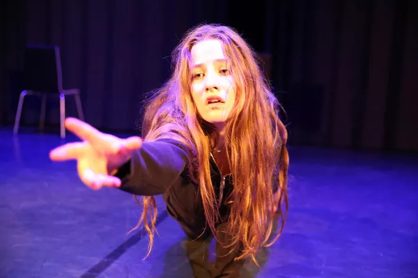 we will be HEROES - Schauspielschüler auf der Bühne Bild: we will be HEROES - Schauspielschüler auf der Bühne