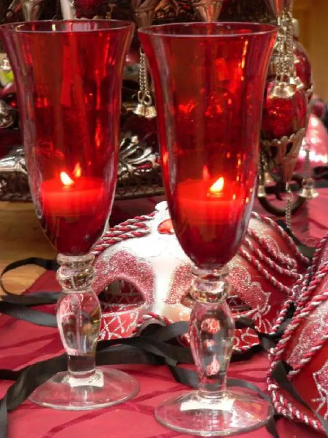 Geheimnisvoll hinter einer Maske versteckt, lässt sich auch Karneval stilvoll im Kerzenschein feiern. Foto:Gütegemeinschaft Kerzen