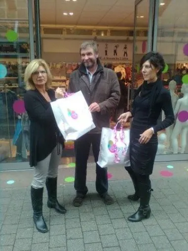 Bild: Confetti spendet 80 Schulmäppchen an Caritasverband Karlsruhe e.V.
