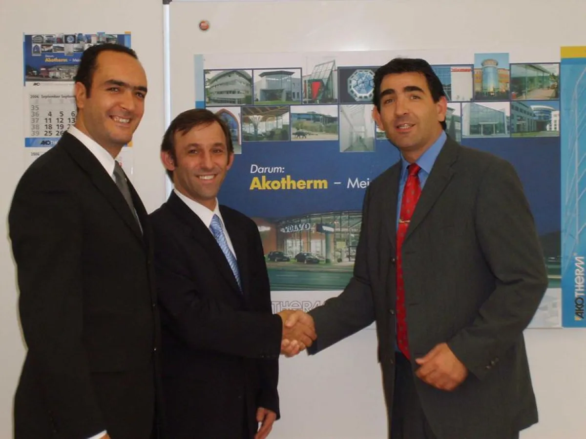 Von links nach rechts: Herr A. Semih Ipkin, General Manager AKOTHERM-Profile-Systems der Fa. Edoganlar und Herr Cem Ozan Üsenmez. Rechts im Bild: Frank Schneider, Geschäftsführer Akotherm GmbH, Bendor