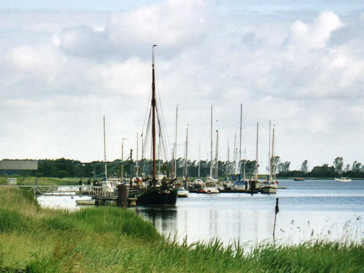 Blick vom Stellplatz Neuhaus auf den Yachthafen