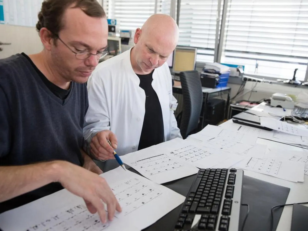 Dr. Thomas Reber (left) and Prof. Dr. Dr. Florian Mormann evaluating data. ((c) Photo: Christian Burkert)