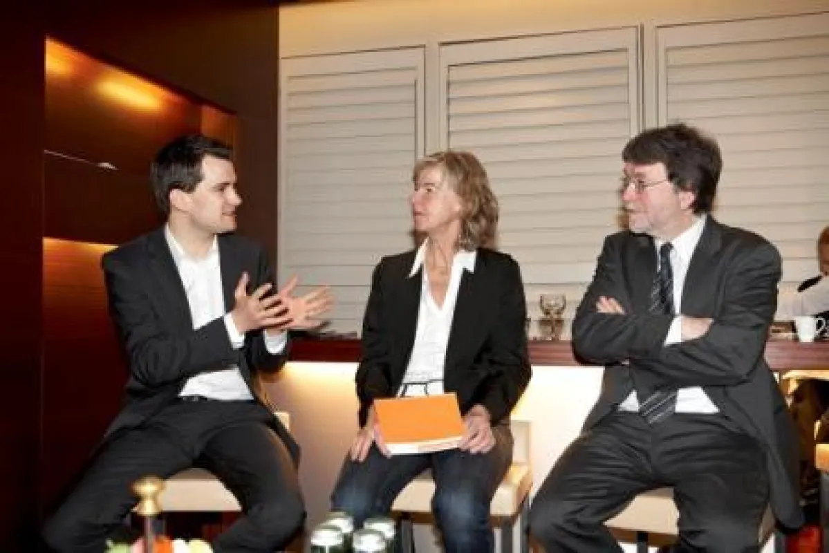 Von links: Johannes Vogel (FDP), Moderatorin Annette Riedel und Prof. Dr. Joachim Möller  (IAB)