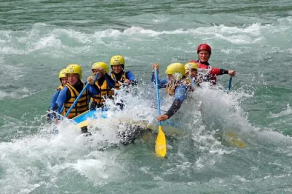 Bild: Rafting Saison in den Alpen eröffnet! Begeisterte Teilnehmer beim 4. Fun Adventure Race von faszinatour