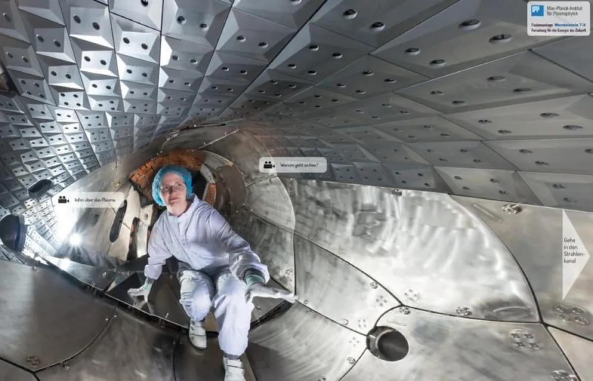 Der virtuelle Rundgang führt bis in das Herz der Anlage, das Plasmagefäß von Wendelstein 7-X. (Panorama: Volker Steger, Bildschirmfoto: IPP)