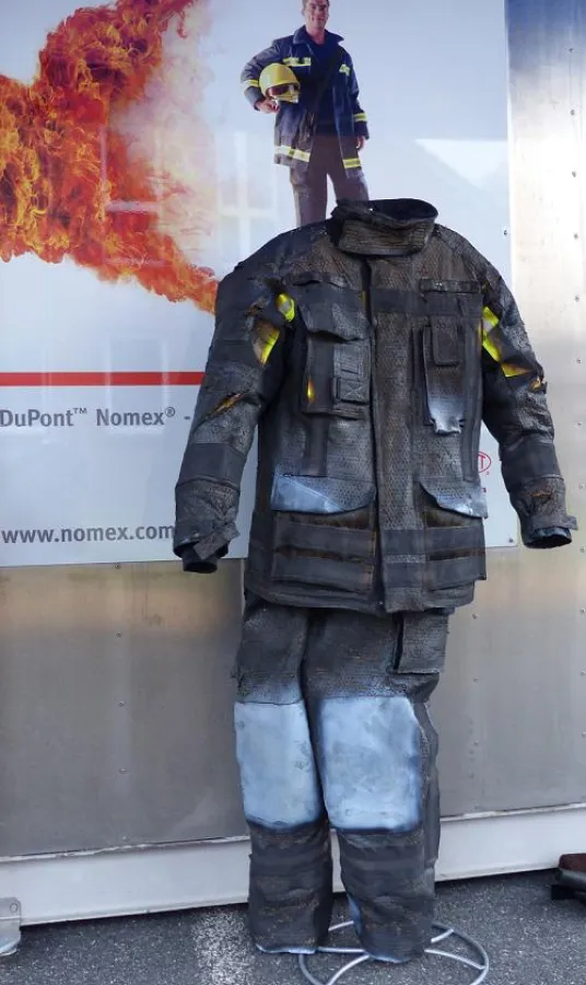 Die Kleidung aus Nomex® 3 DP zeigte nach dem Test am Thermo-Man® null Prozent Verbrennung auf.