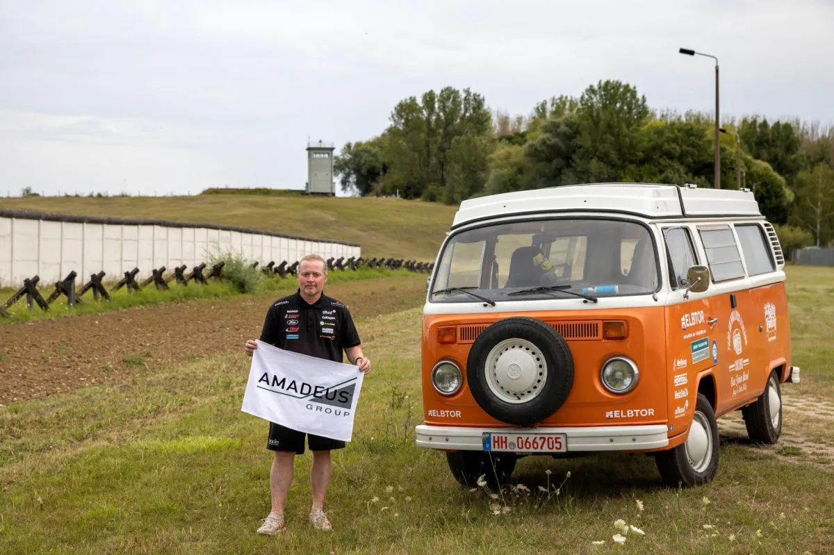 Joey Kelly mit dem T2-Bulli