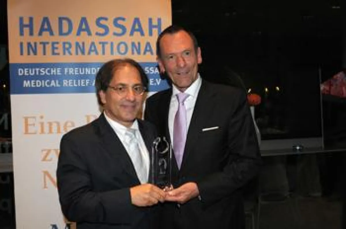 Ottmar Flach (re.) überreicht Prof. Dr. Dr. h.c. Thomas Ruzicka (li.) den Preis