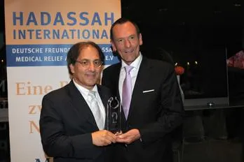Preisverleihung der INITIATIVE DO IT e.V. zu Gunsten des Hadassah Medical Center Bild: Preisverleihung der INITIATIVE DO IT e.V. zu Gunsten des Hadassah Medical Center