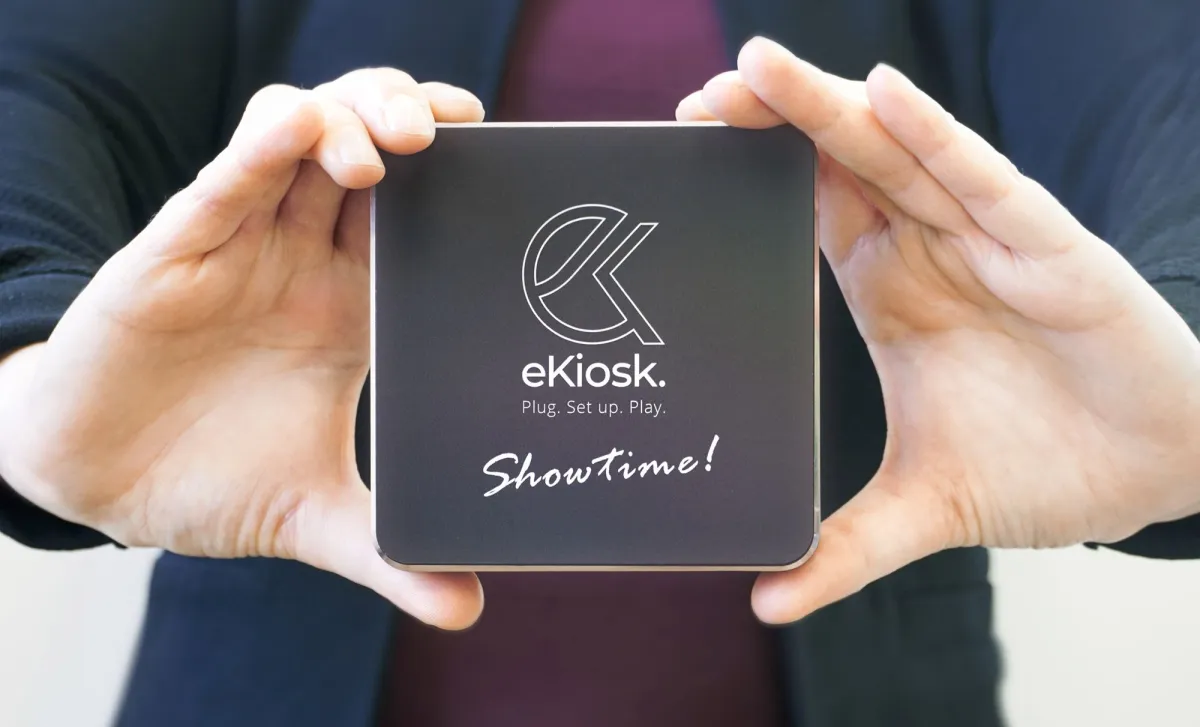 Der leistungsstarke eKiosk SHOWTIME Digital Signage Player kann neben der Werbe- und Informationsanz (© eKiosk GmbH)