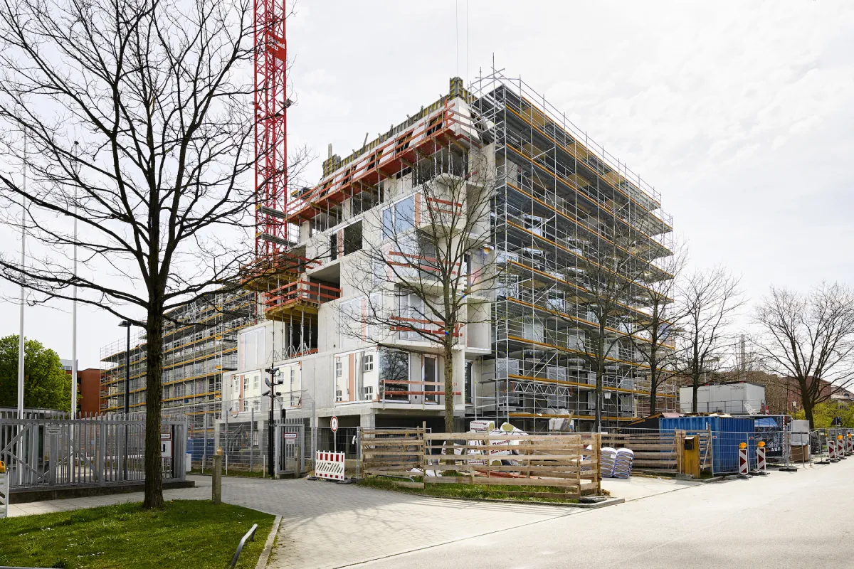 Mit dem Ende der Rohbauarbeiten haben der Trockenbau und die Installation der Haustechnik begonnen. (© Bauwerk)