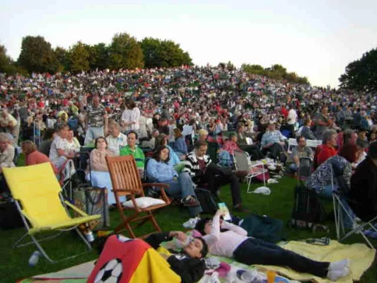 Bild: 10. Jubiläum von Feuerblumen und Klassik im Britzer Garten