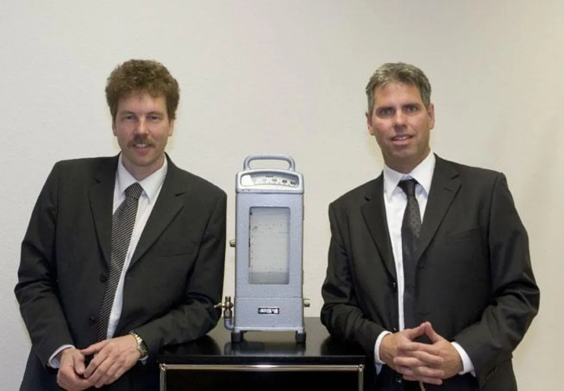 Torsten Haug (links) und Peter Kienke, die neuen Inhaber und Geschäftsführer der Union Instruments, mit einem Druckschreiber aus dem Jahr 1949. Die Union Instruments produziert seit 1919 messtechnisch