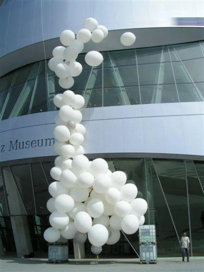 Massenstart Luftballons bei der Eröffnung des Daimler Benz Museums Stuttgart