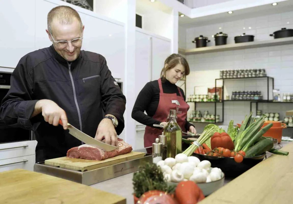 Roger Achterath bietet kulinarische Wissensvermittlung mit viel Unterhaltungspotenzial.  © hob