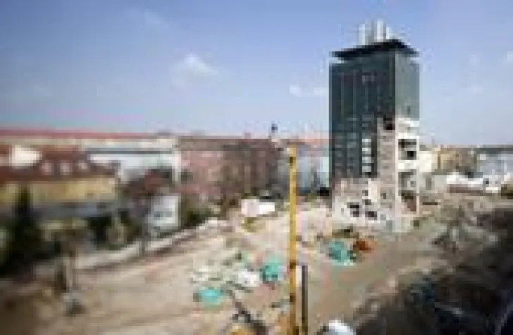 Bild: Spektakulär: Münchens höchster freistehender Kran wird umgesetzt