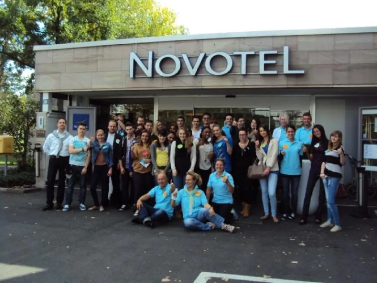 Die neuen Azubis mit den Ausbildern und Platzbotschafter Benedikt Heydweiller (links).