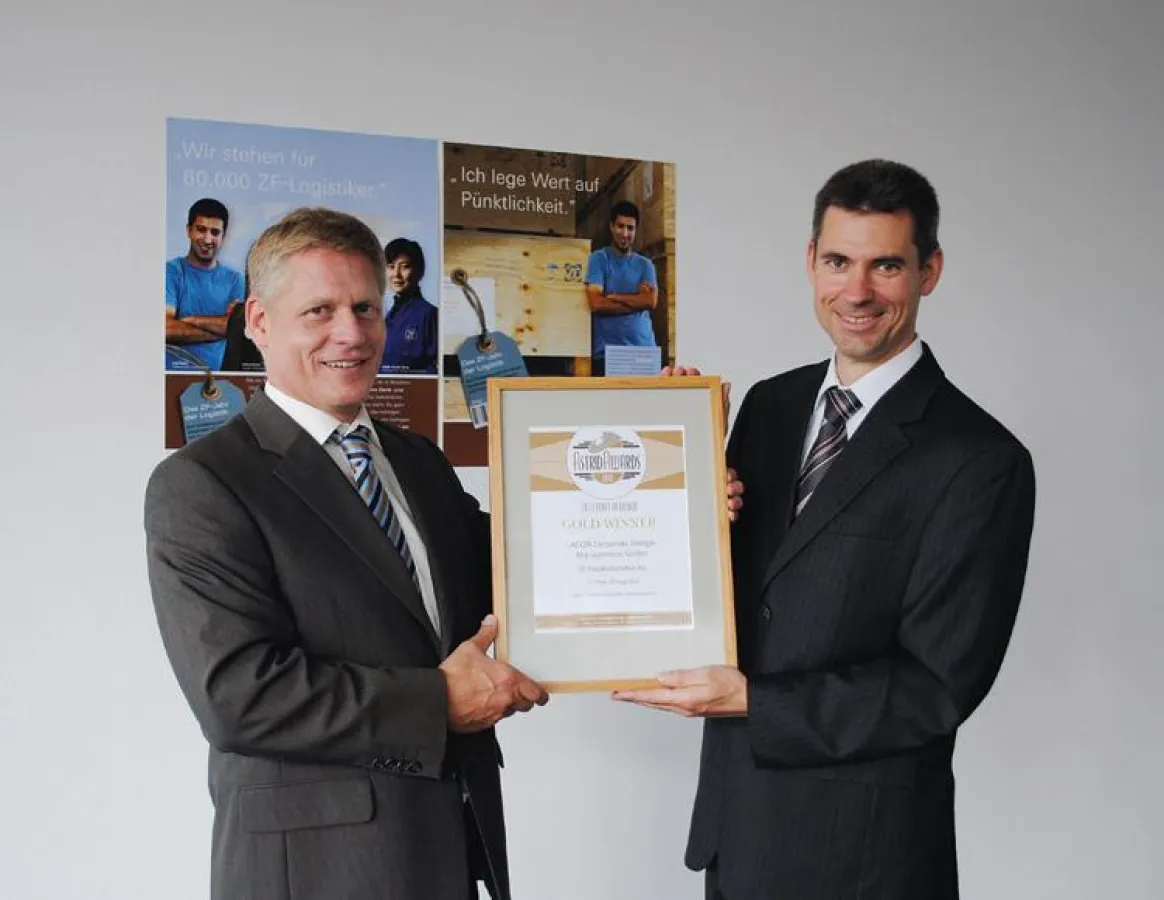Wolfgang Vögele (Geschäftsführer LACON Design, links im Bild) und John Sobeck, (Leiter Zentrales Supply Chain Management und Logistik ZF Friedrichshafen AG, rechts im Bild)