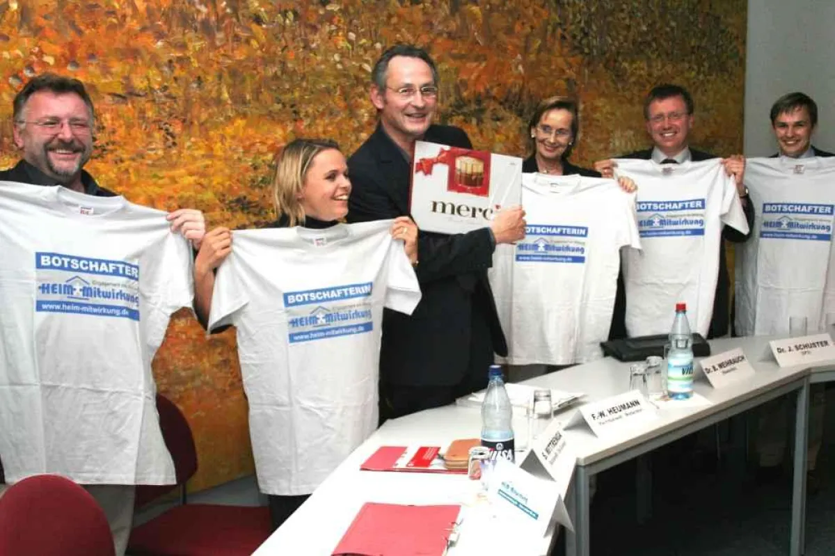 Zu Botschaftern der Heim-Mitwirkung ernannt (v.l.): Jörg Güthler (Linke.PDS), Susan Mittrenga (Bündnis90/Grüne), Fr.-Wilhelm Heumann (Moderator), Staatsrätin Dr. Birgit Weihrauch, Dr. Joachim Schuster