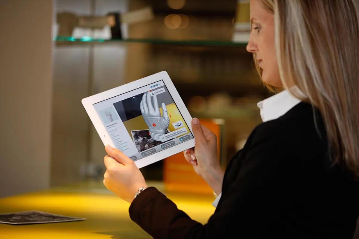 Frau mit iPad und Augmented Reality Darstellung von Ottobock.