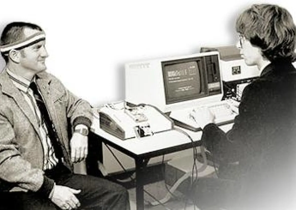 Beginn der Versorgung mit industriell gefertigten, mehrkanaligen Cochlea-Implantaten 1982 (Cochlear)