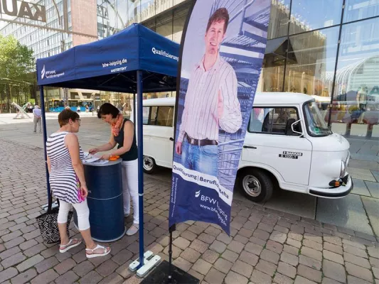 Der weiße BARKAS kehrt zurück – Infostand zur beruflichen Rehabilitation in Chemnitz Bild: Der weiße BARKAS kehrt zurück – Infostand zur beruflichen Rehabilitation in Chemnitz