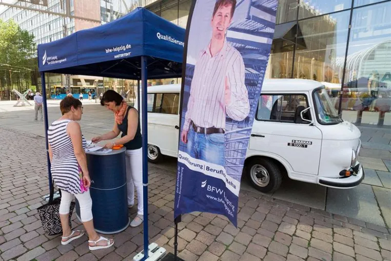 Bild: Der weiße BARKAS kehrt zurück – Infostand zur beruflichen Rehabilitation in Chemnitz