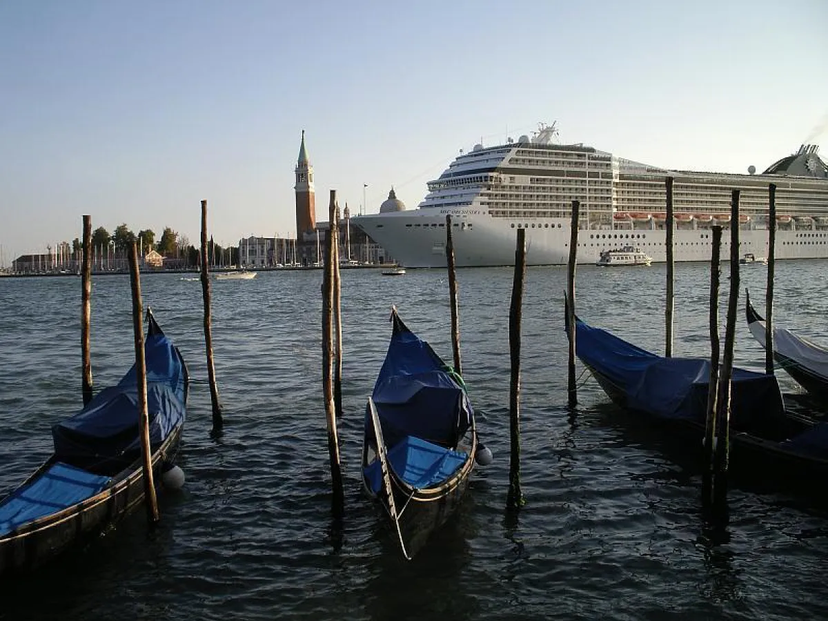 Kreuzfahrtschiff in Venedig