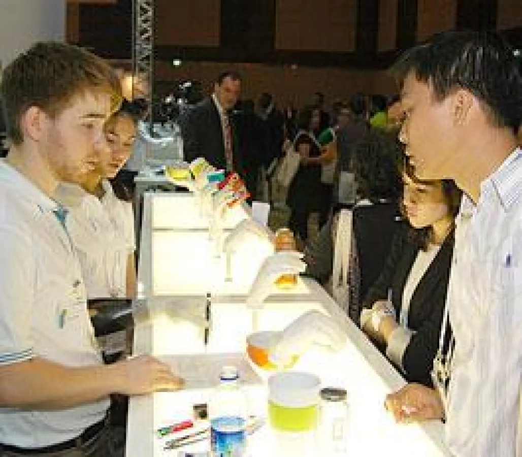 Am Stand von Ottobock auf dem ISPO-Weltkongress in Hyderabad (Indien).