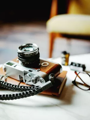 Barton 1972: Künstlerisch geflochtene Kameragurte und Handgelenkschlaufen Bild: Barton 1972: Künstlerisch geflochtene Kameragurte und Handgelenkschlaufen