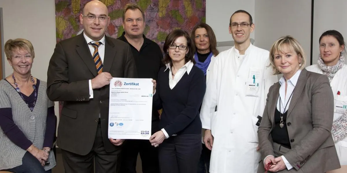 Mitarbeiter der MediClin Robert Janker Klinik freuen sich über die erfolgreiche Zertifizierierung