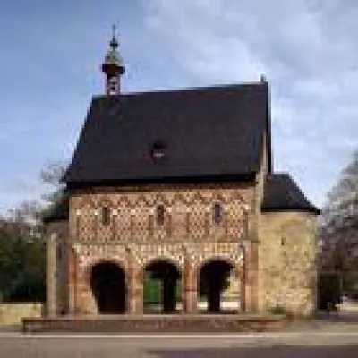 Kloster Lorsch. Vom Reichskloster Karls des Großen zum Weltkulturerbe der Menschheit Bild: Kloster Lorsch. Vom Reichskloster Karls des Großen zum Weltkulturerbe der Menschheit