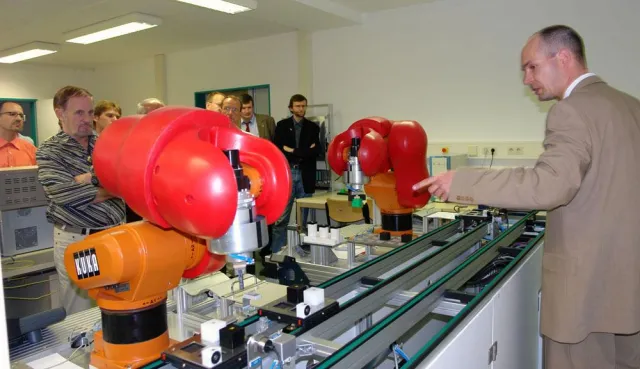 Eröffnung des Labors „Industrieroboter“ der Hochschule Harz - Verzahnung von Berufsausbildung und Studium Bild: Eröffnung des Labors „Industrieroboter“ der Hochschule Harz - Verzahnung von Berufsausbildung und Studium