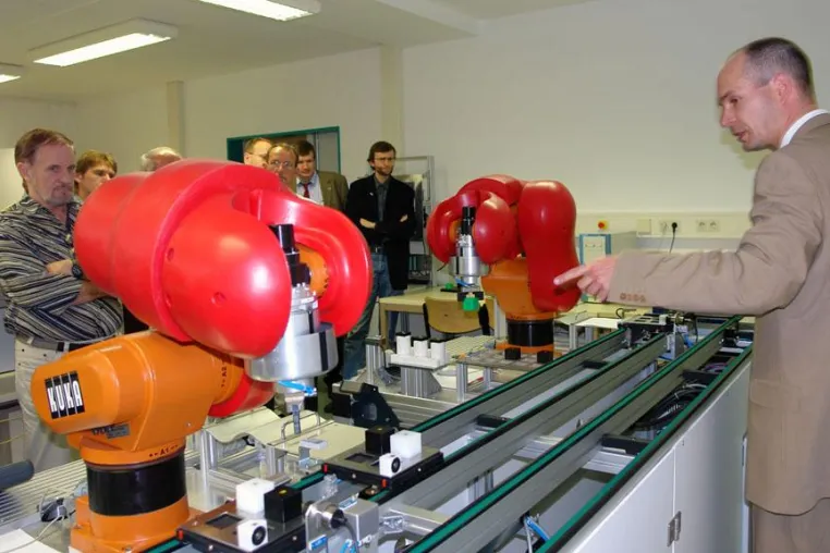 Bild: Eröffnung des Labors „Industrieroboter“ der Hochschule Harz - Verzahnung von Berufsausbildung und Studium
