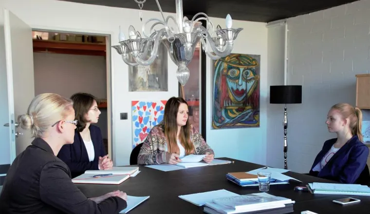 Bild: Schülerin testet den Chefsessel