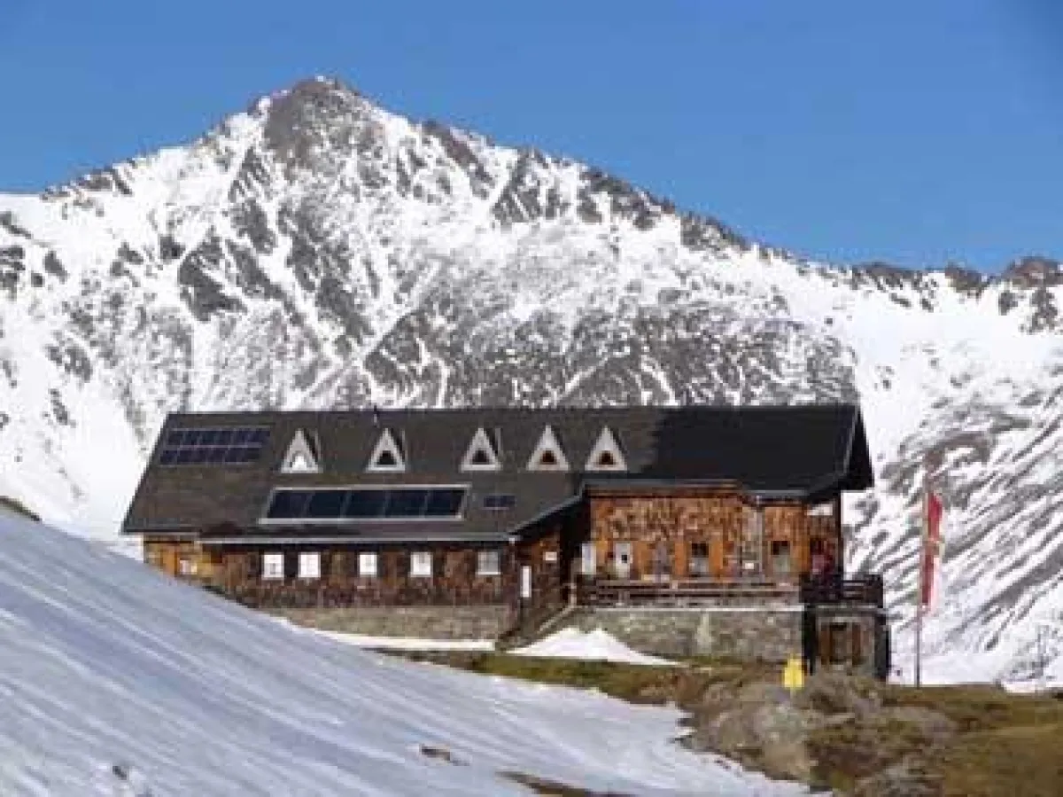 Eine logistische Herausforderung auf 2.608 Metern Höhe: Die Sonnenterrasse der Badener Hütte in den Osttiroler Alpen wurde saniert ? und alle Materialien per Hubschrauber an ihren Bestimmungsort gebra