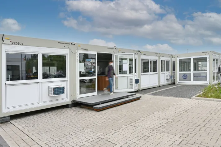 Bild: Auf dem Weg zu einem neuen Autohaus - mit flexiblen ELA Containern 