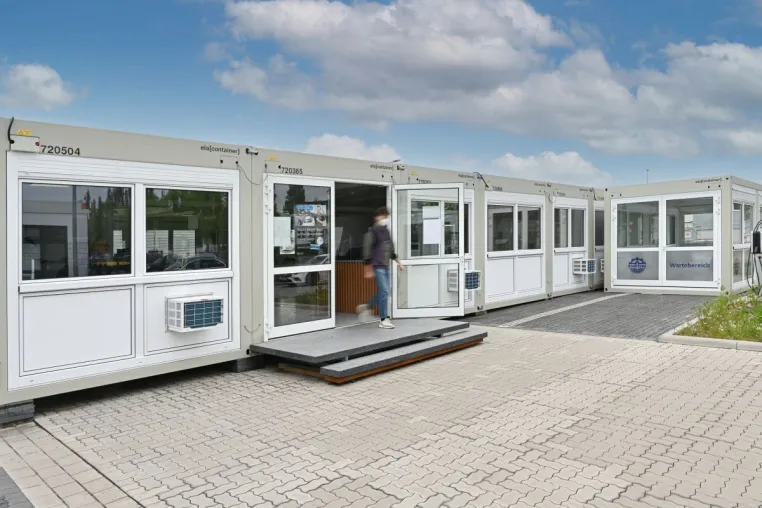 Bild: Auf dem Weg zu einem neuen Autohaus - mit flexiblen ELA Containern 
