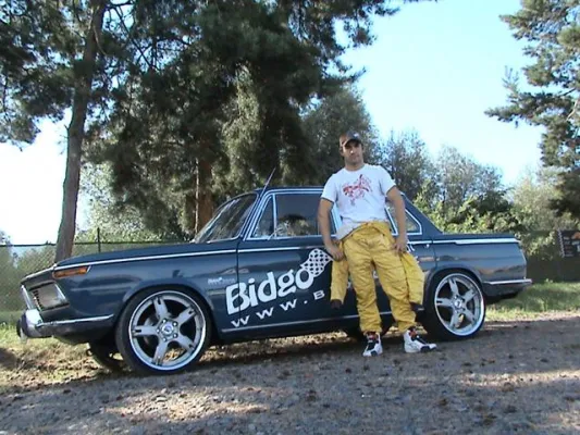Bild: Timo Glock auf Steppvisite mit dem Bidgo Showcar BMW 2000