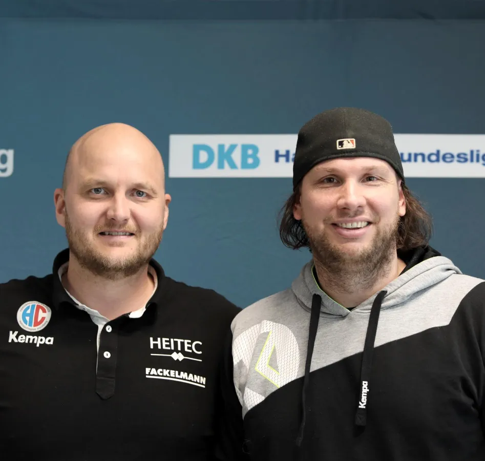 (Jocki_Foto, Erlangen) HC-Trainer Eyjolfsson und Torwart Katsigiannis freuen sich auf THW Kiel