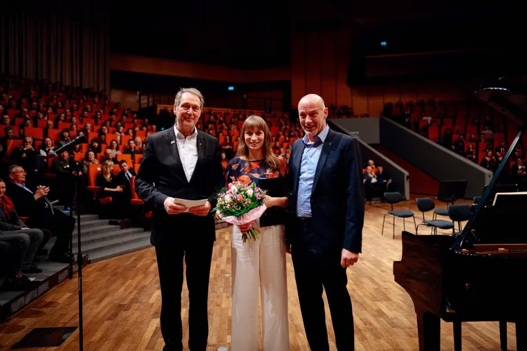 Rotary Club Bochum-Hellweg verleiht RUB-Universitätspreis für herausragende Abschlussarbeit an Nele Borgert Bild: Rotary Club Bochum-Hellweg verleiht RUB-Universitätspreis für herausragende Abschlussarbeit an Nele Borgert