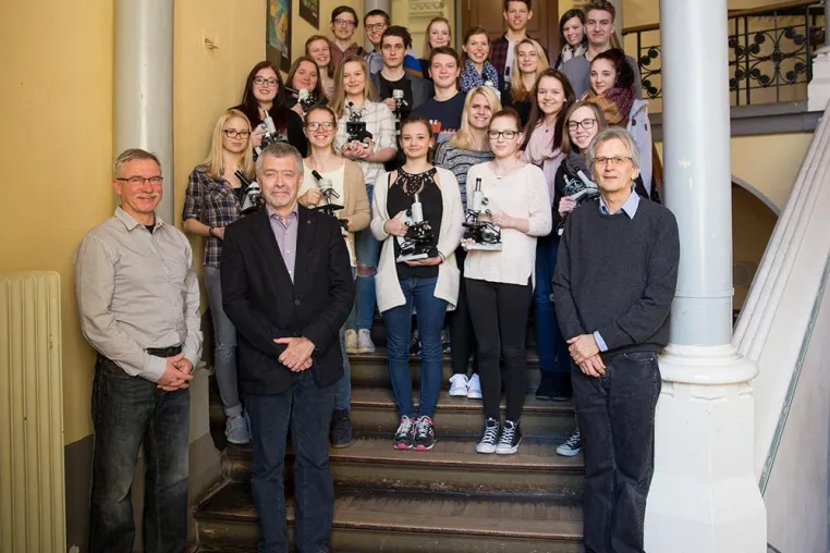 Hochschulmitarbeiter reparieren Mikroskope: Schüler haben wieder „Durchblick“ in Biologie Bild: Hochschulmitarbeiter reparieren Mikroskope: Schüler haben wieder „Durchblick“ in Biologie